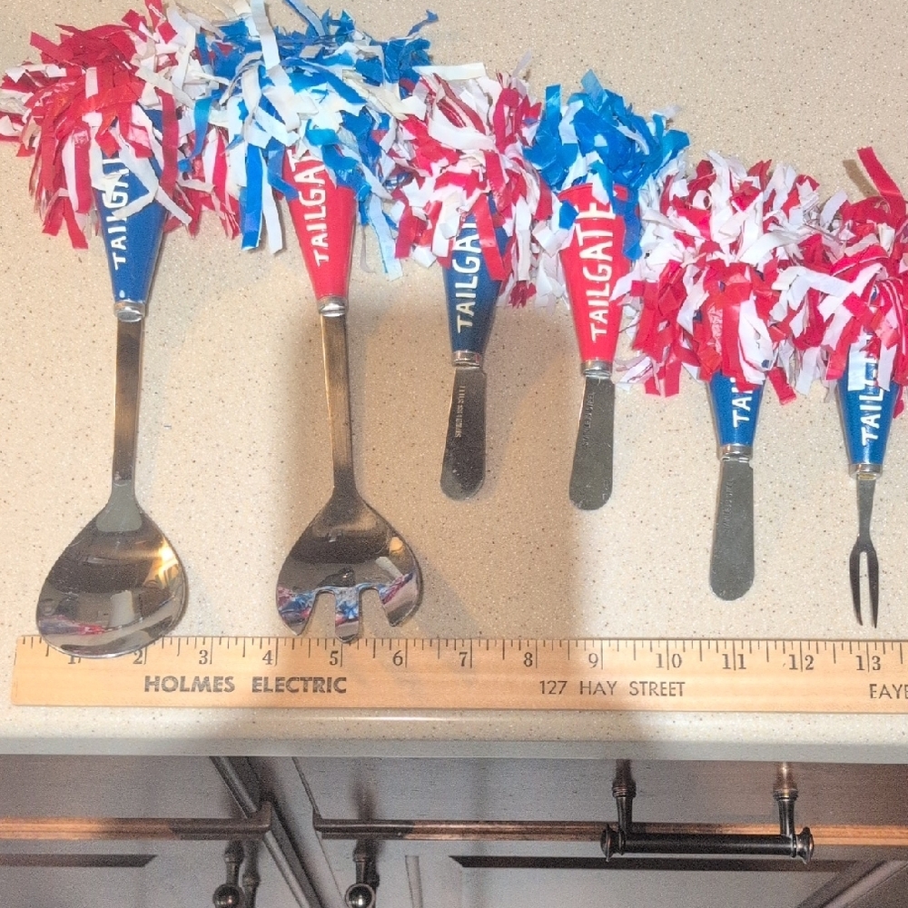 Mud pie Taiilgate Party Utensil Set with Pom-Poms 6 Pieces